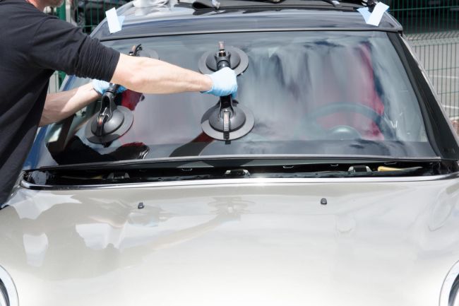 Les meilleurs services de réparation de vitres d'automobiles I Réparation  de pare-brise - LeakPro